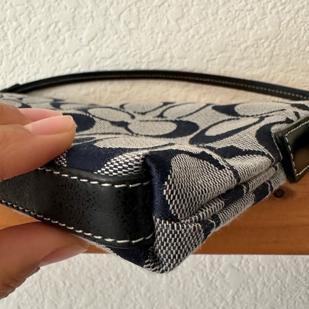 Vintage Coach Signature Sufflette Hand Bag in Navy and Black Leather - Picture 7 of 11